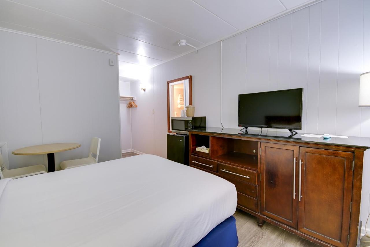 King Room with One King Bed and Balcony with Pool View at Rideau Oceanfront Motel