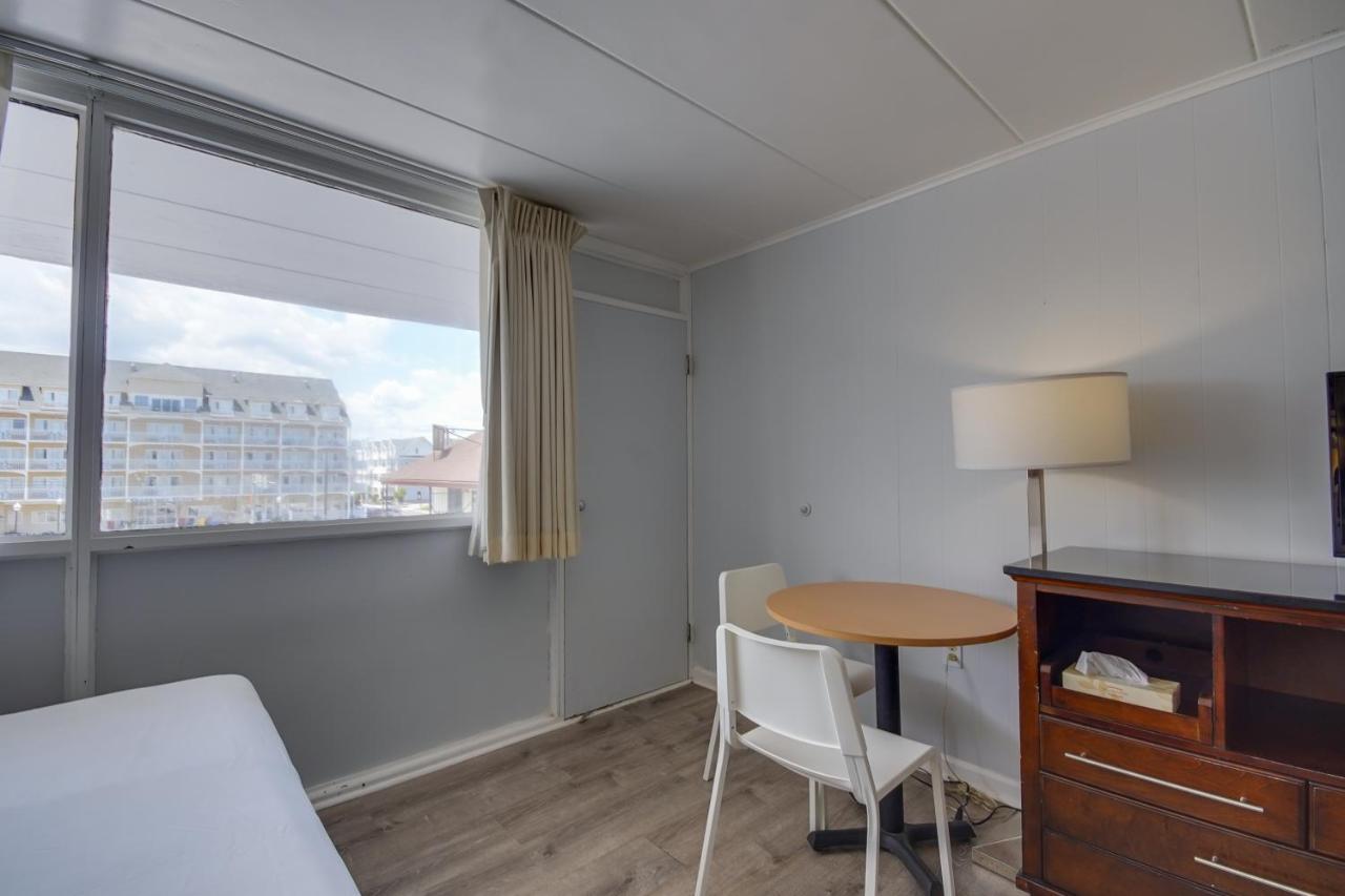 Double Room with Two King Beds with Pool View at Rideau Oceanfront Motel
