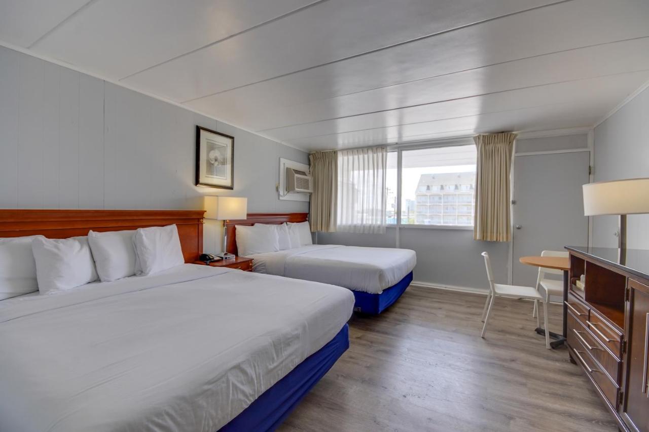 Double Room with Two King Beds with Pool View at Rideau Oceanfront Motel