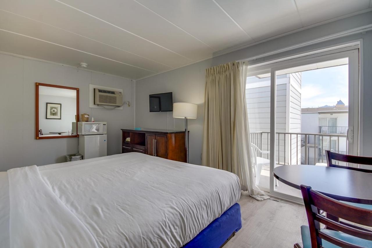 King Room with One King Bed and Balcony with Pool View at Rideau Oceanfront Motel