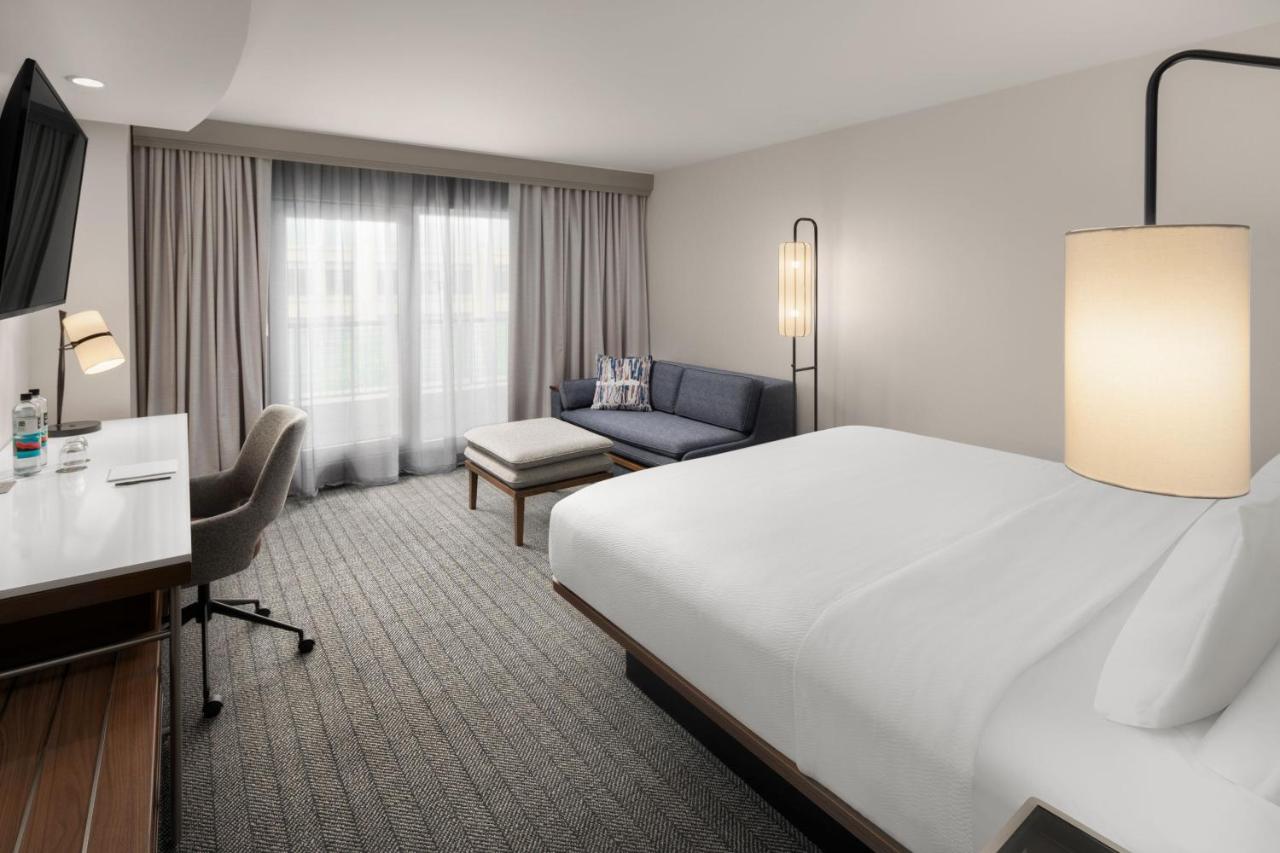 Executive King Room at Courtyard by Marriott Seattle Bellevue/Downtown