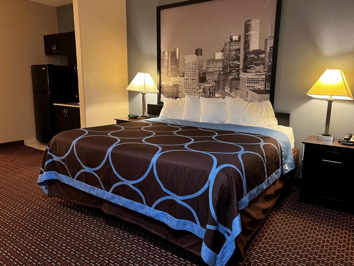 King Studio - Non-Smoking at Super 8 by Wyndham Center