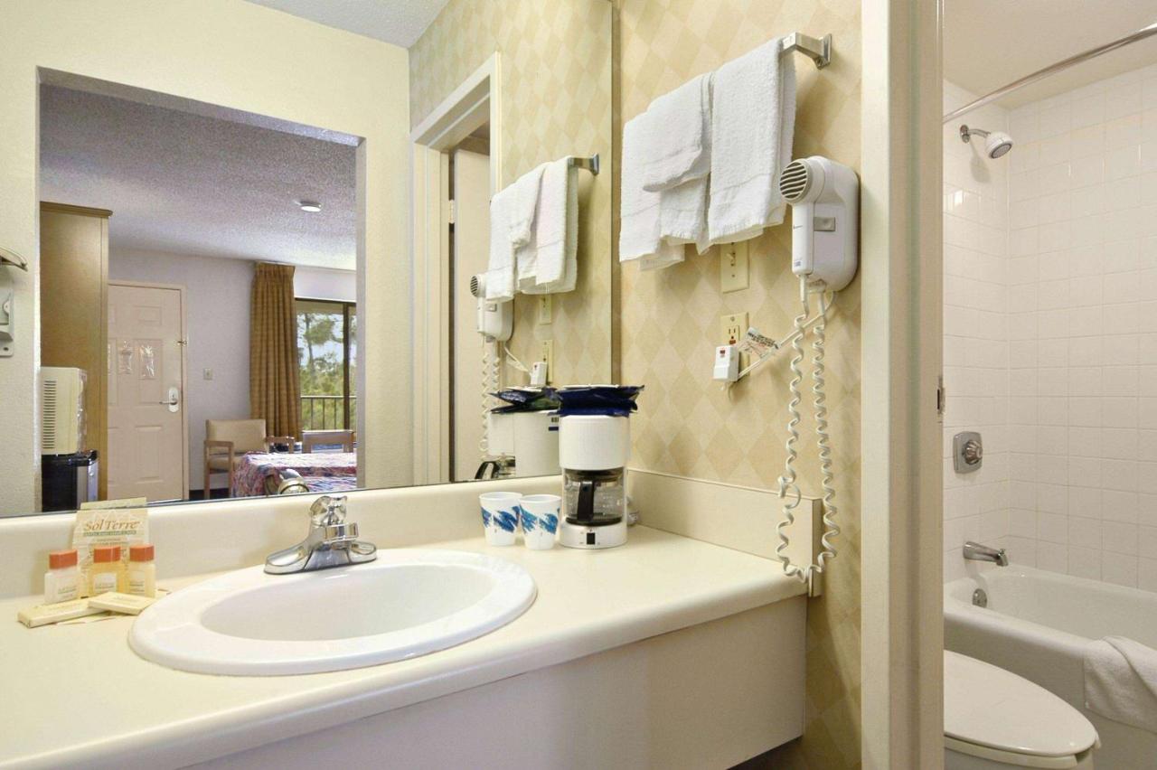 | Days Inn & Suites Mobile