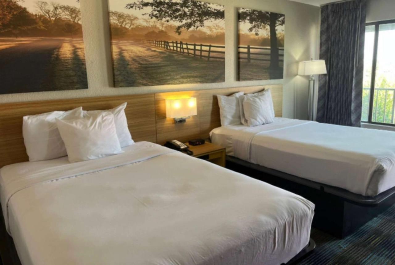 | Days Inn & Suites Mobile