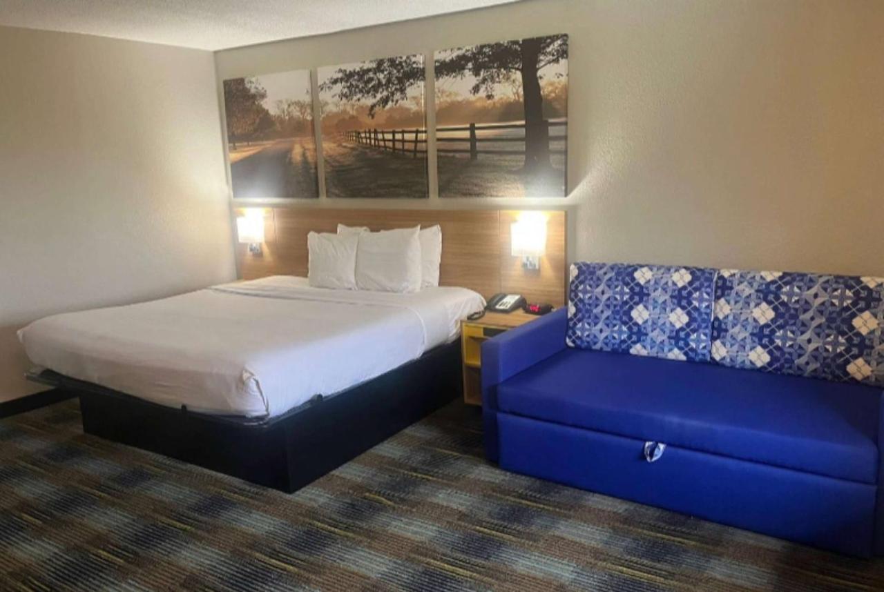 | Days Inn & Suites Mobile