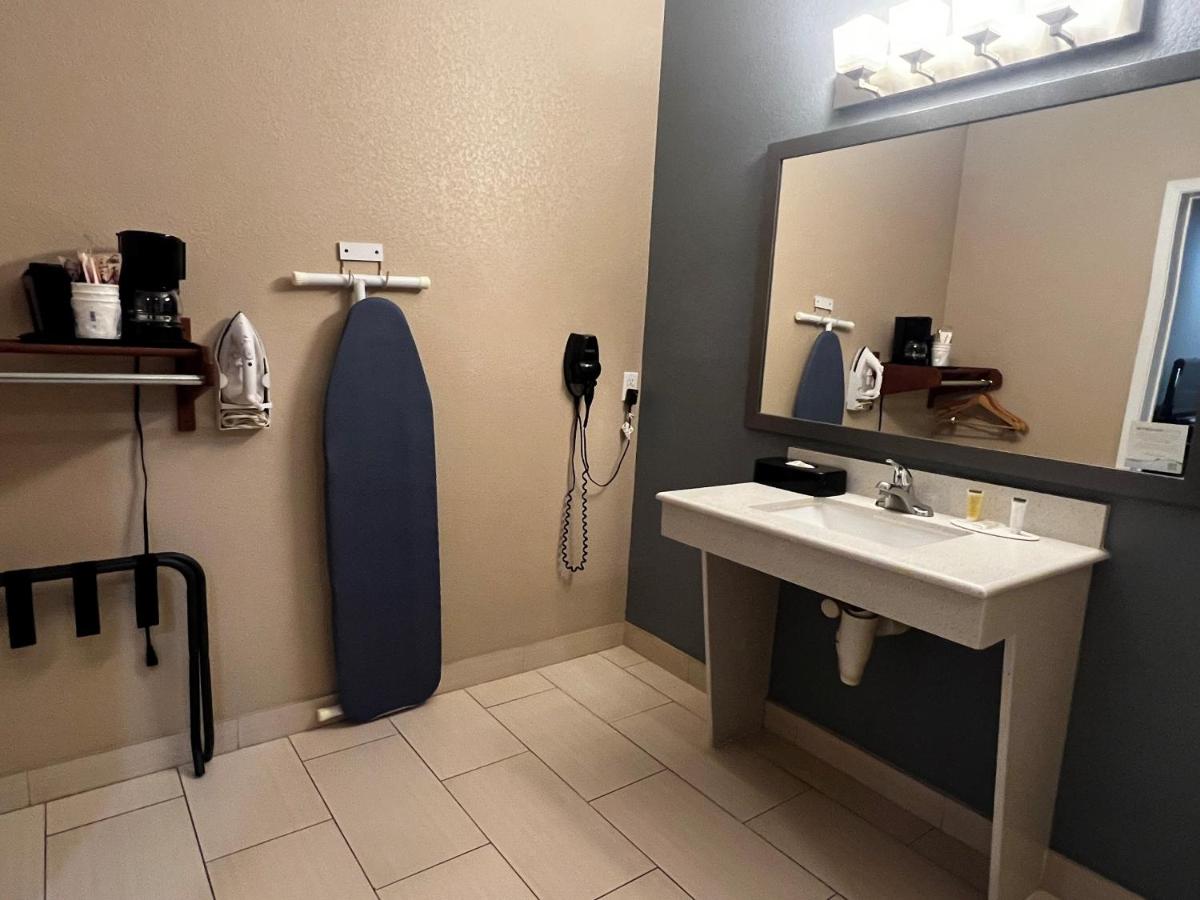 King Room - Mobility Access/Non-Smoking at Super 8 by Wyndham Center