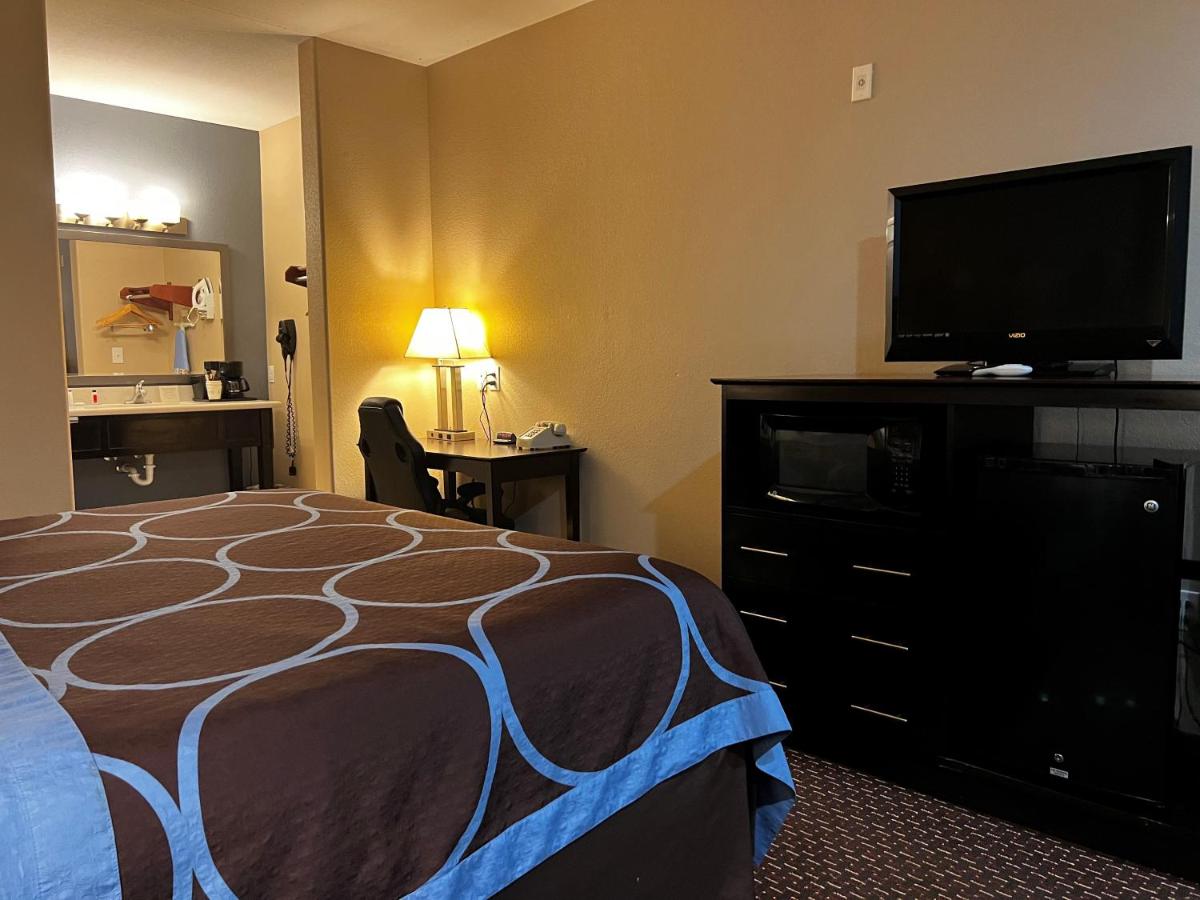 King Studio - Non-Smoking at Super 8 by Wyndham Center