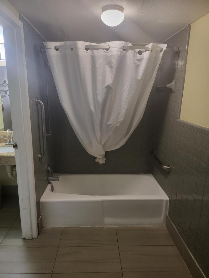 King Room - Disability Access at Baymont by Wyndham Williamsburg