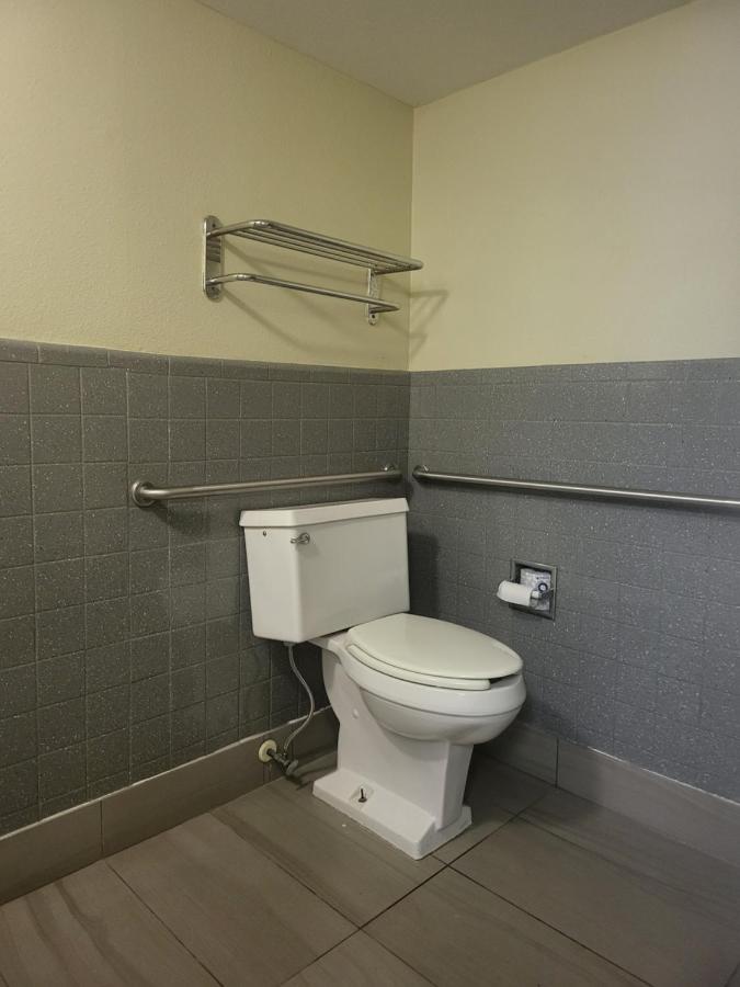 King Room - Disability Access at Baymont by Wyndham Williamsburg