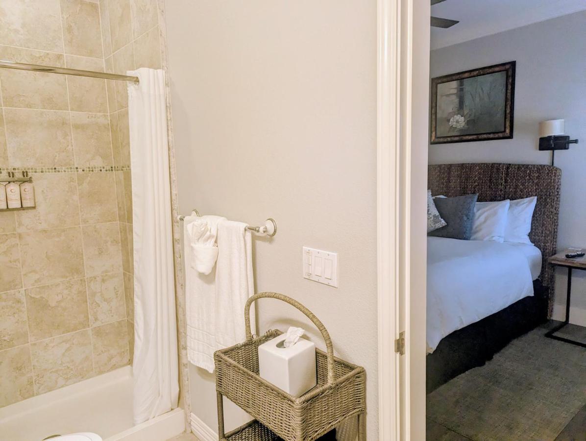 Deluxe King Room at Capitola Hotel