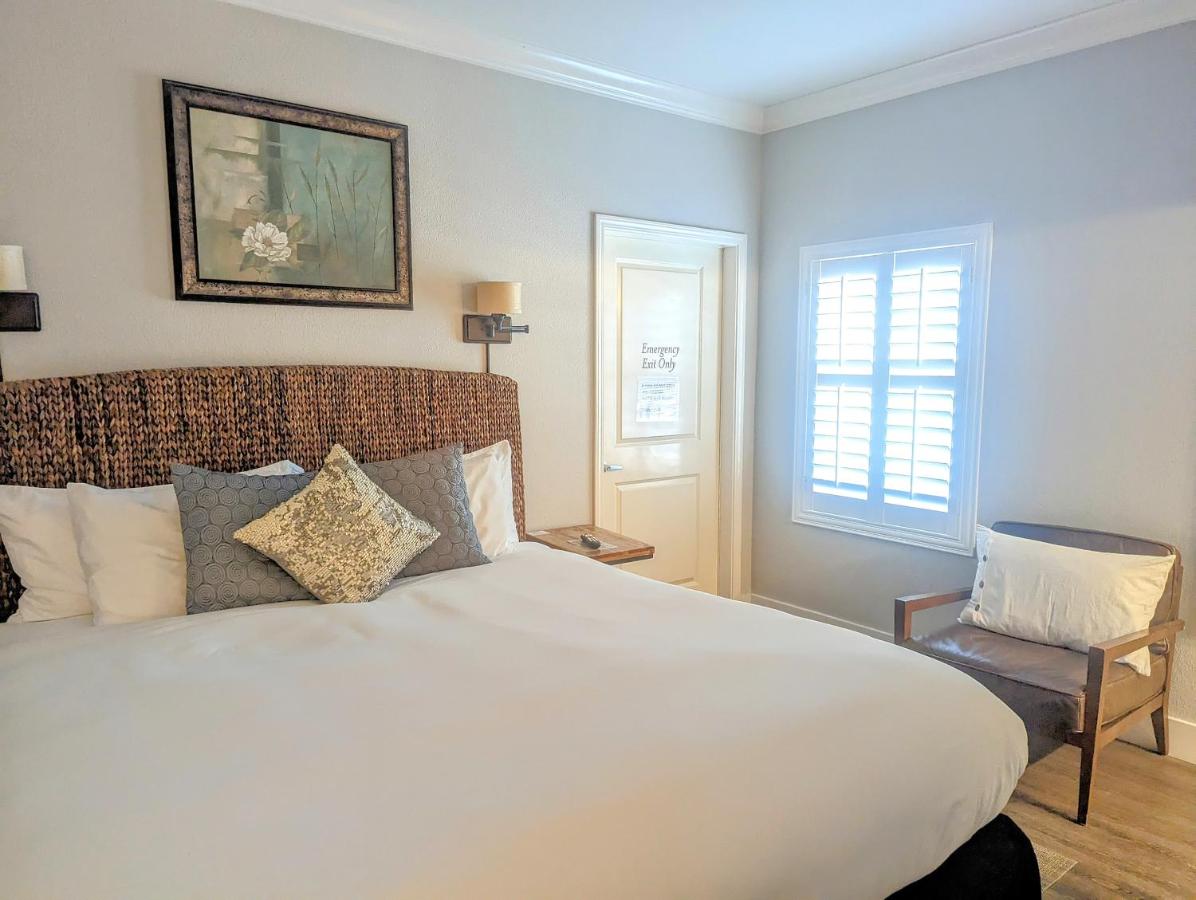 Deluxe King Room at Capitola Hotel