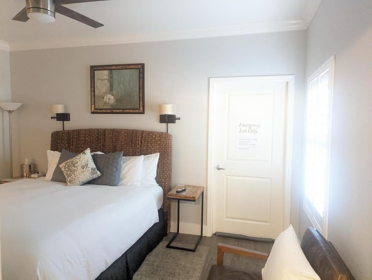 Deluxe King Room at Capitola Hotel