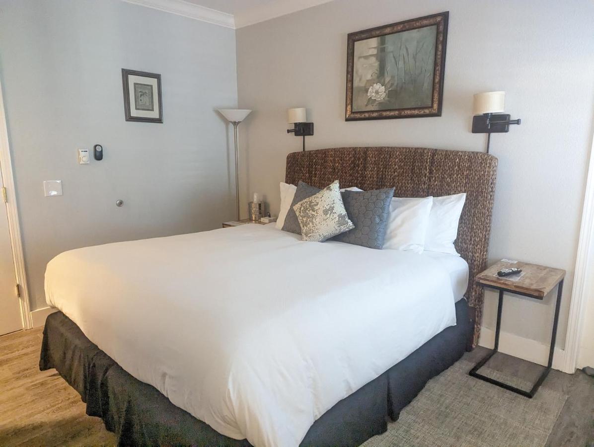 Deluxe King Room at Capitola Hotel