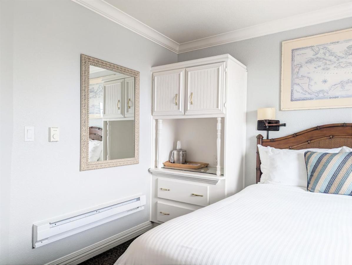 Queen Room with Sea View at Capitola Hotel