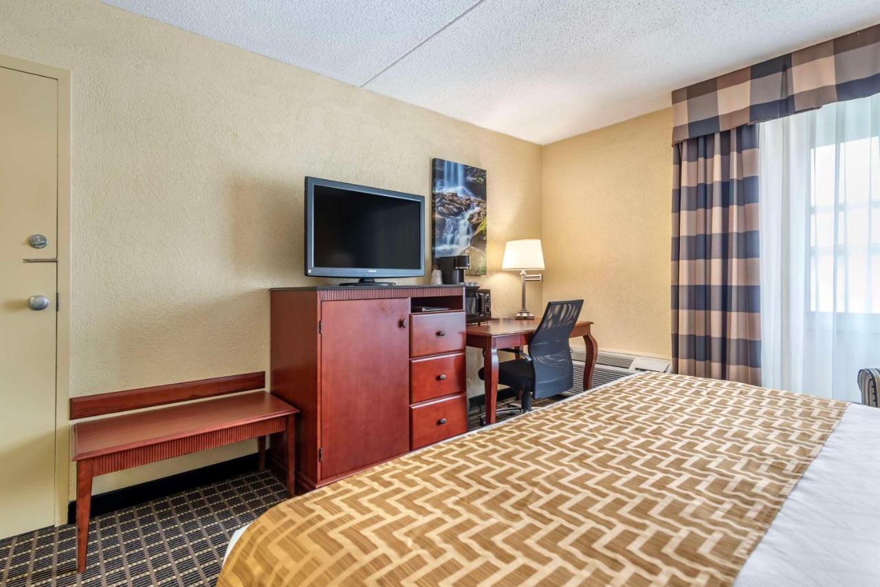 King Room - Non-Smoking at Best Western Plus Bridgeport Inn