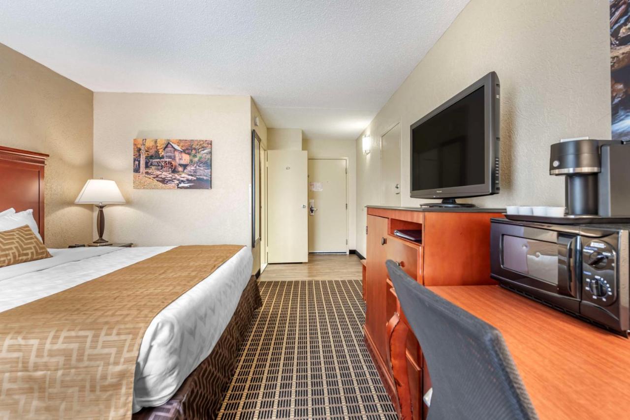 King Room - Non-Smoking at Best Western Plus Bridgeport Inn