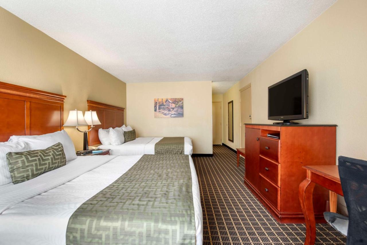 Queen Room with Two Queen Beds - Non-Smoking at Best Western Plus Bridgeport Inn