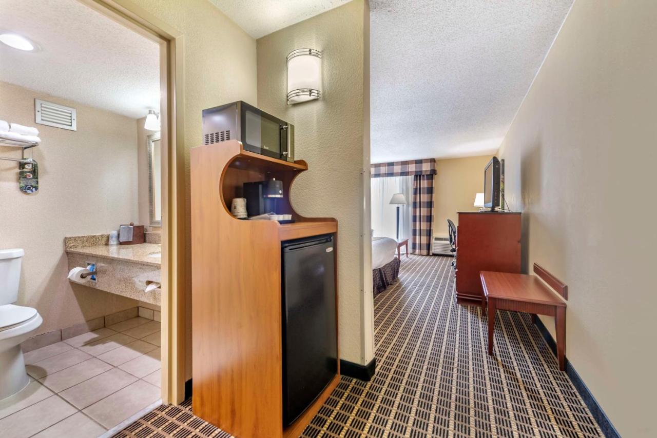 Queen Room-Disability Access/Non-Smoking at Best Western Plus Bridgeport Inn