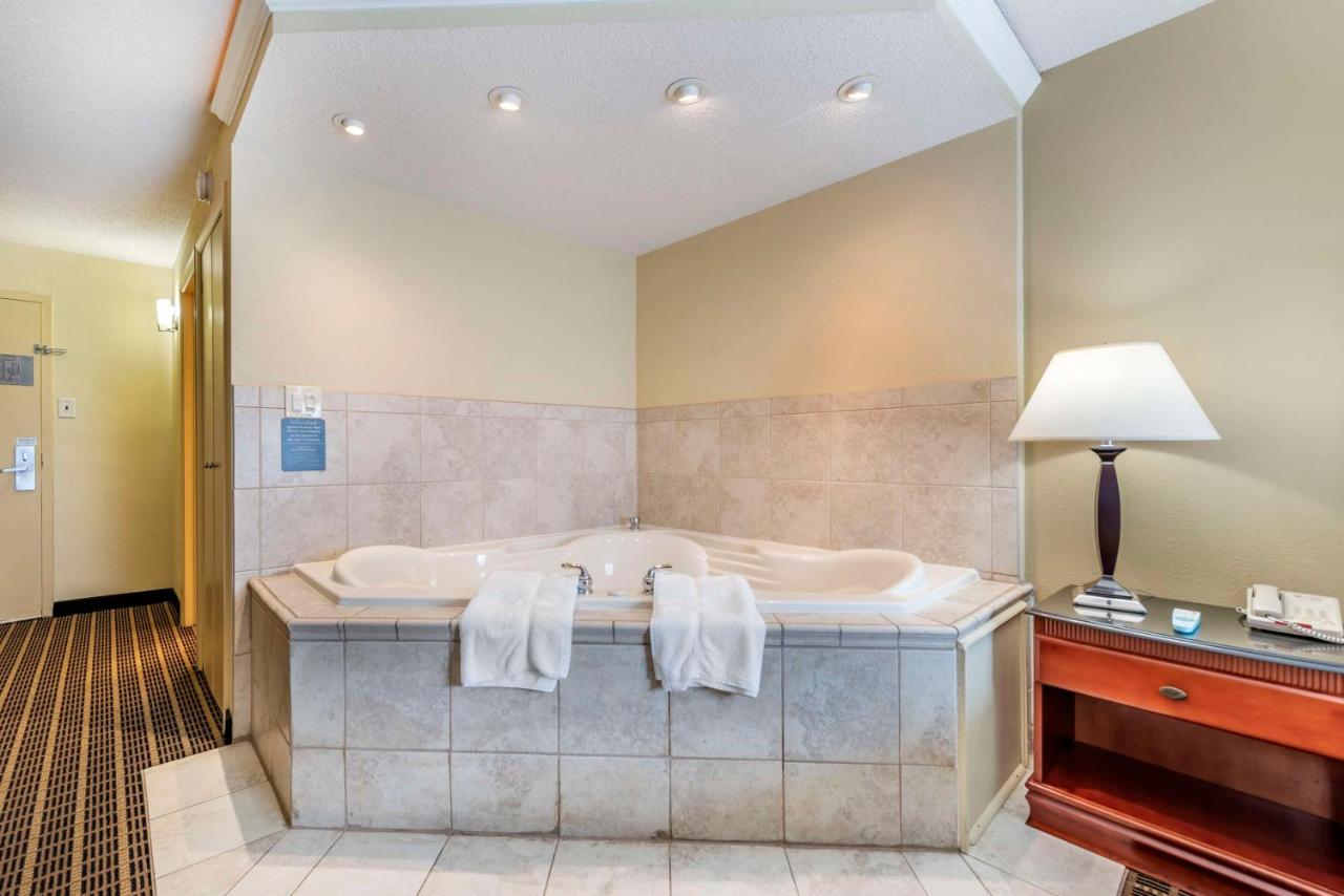 Queen Room-Disability Access/Non-Smoking at Best Western Plus Bridgeport Inn