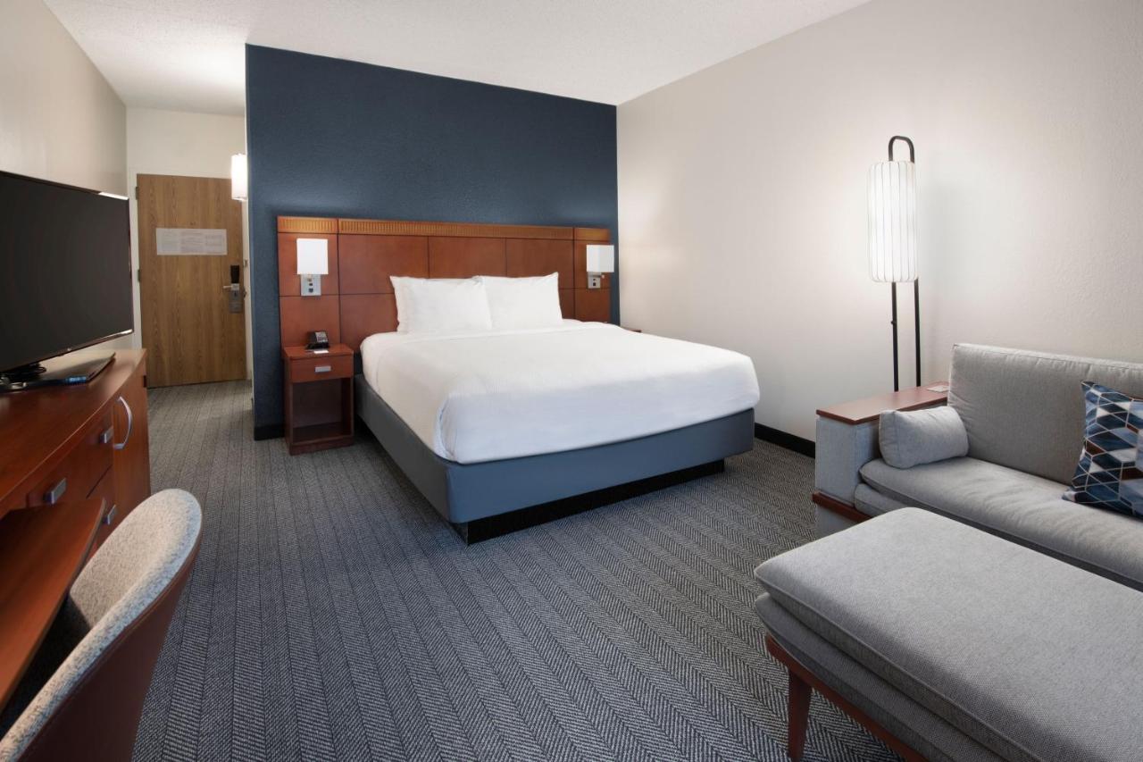 King Room at Courtyard by Marriott Dallas Plano Parkway at Preston Road