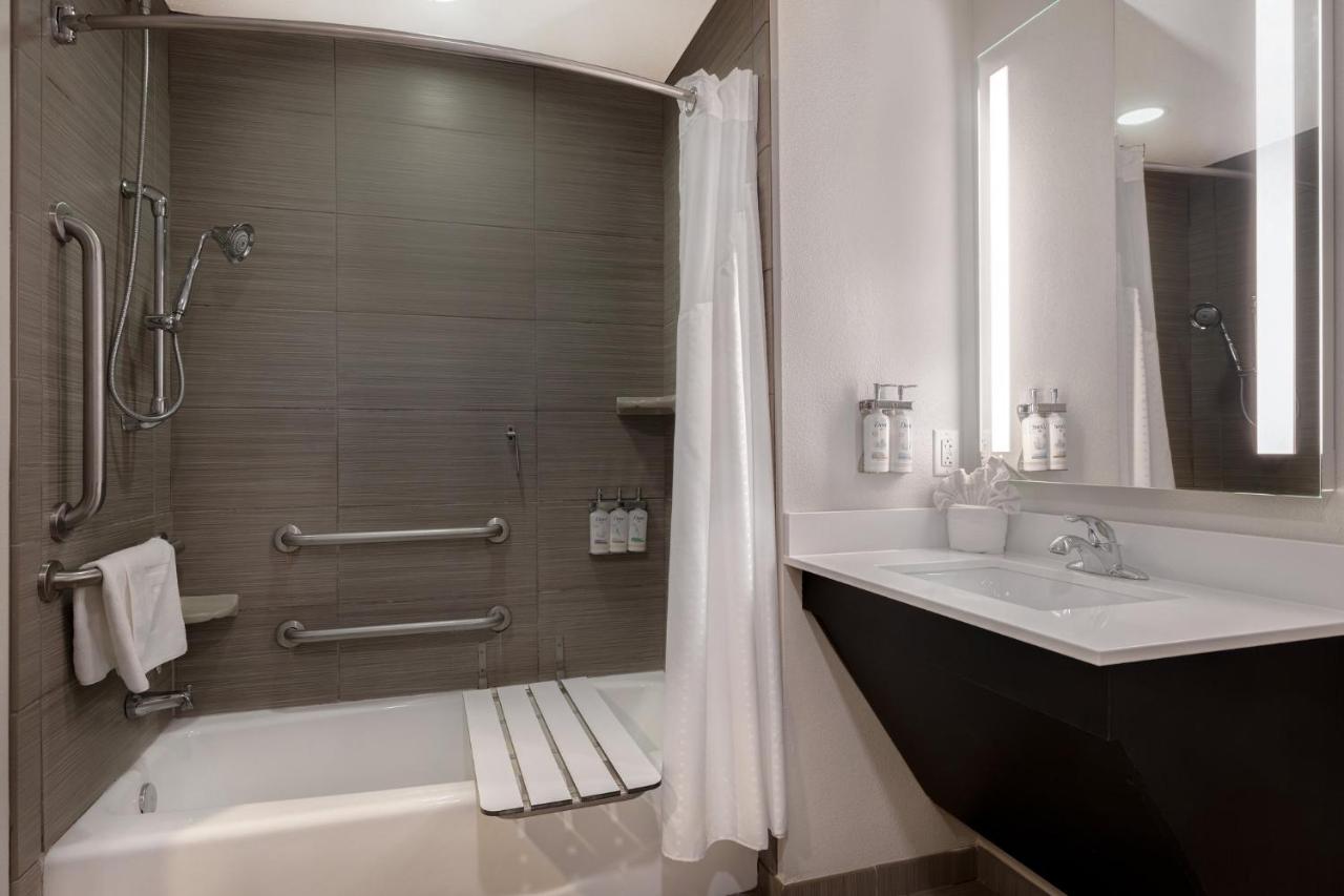 King Suite - Disability Access/Non-Smoking at Holiday Inn Express & Suites Kansas City KU Medical Center by IHG