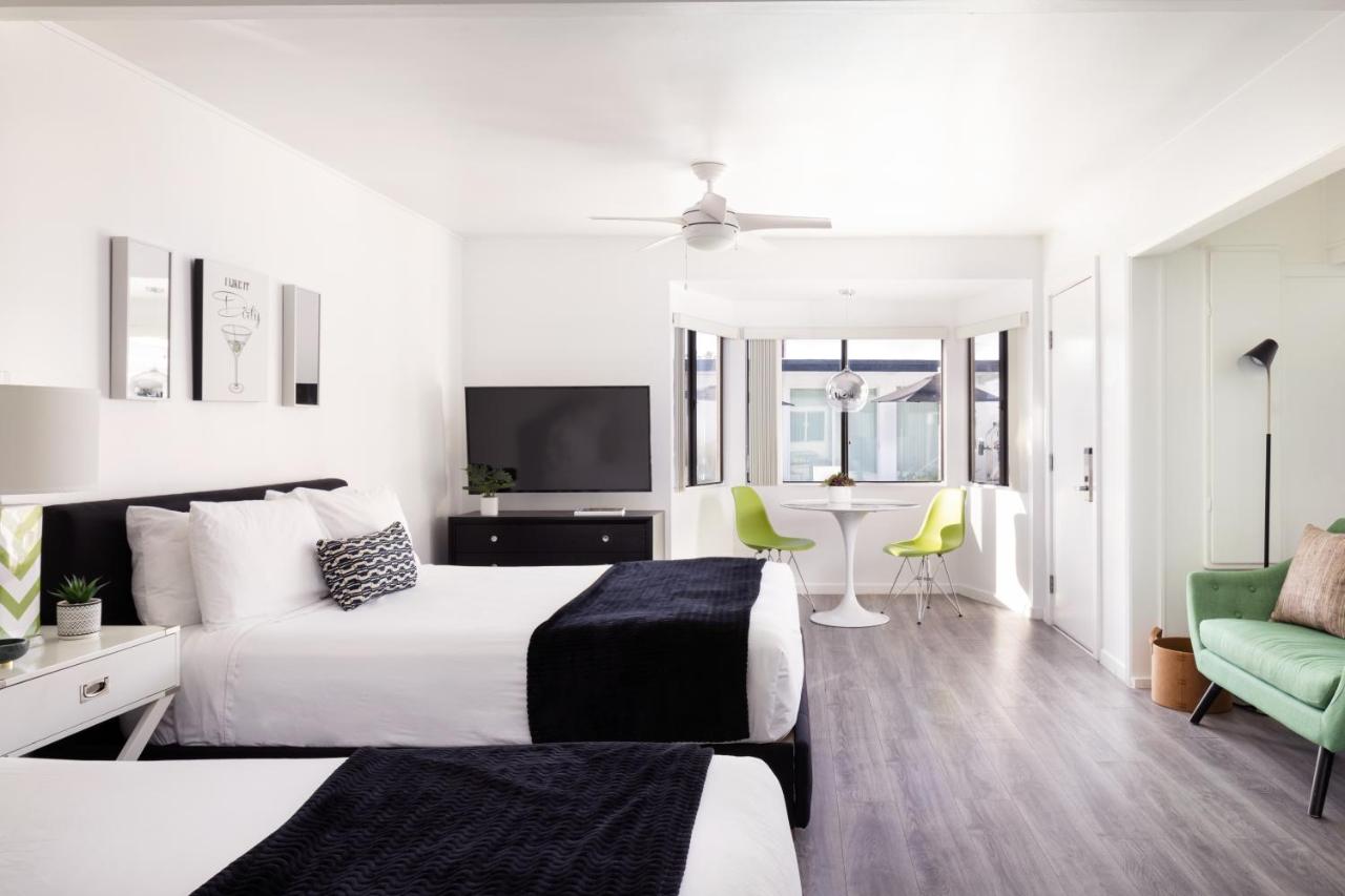 Deluxe Double Room at The Three Fifty Hotel