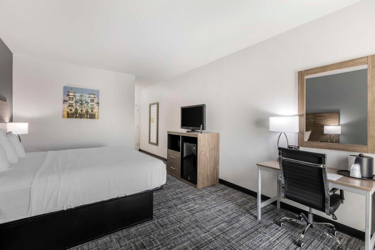King Suite with Walk-In Shower - Non-Smoking/Disability Access at Best Western Plus MidAmerica Hotel