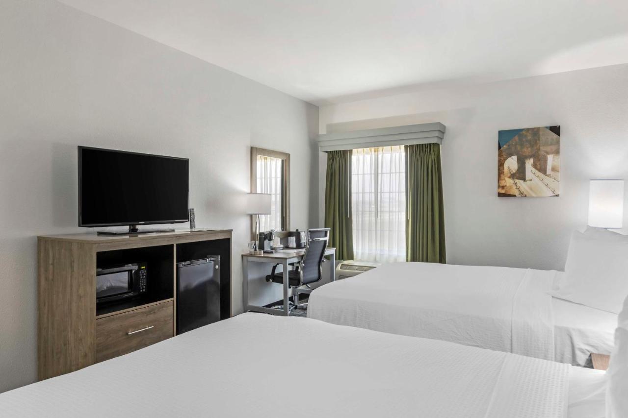 Queen Room - Disability Access/Non-Smoking at Best Western Plus MidAmerica Hotel