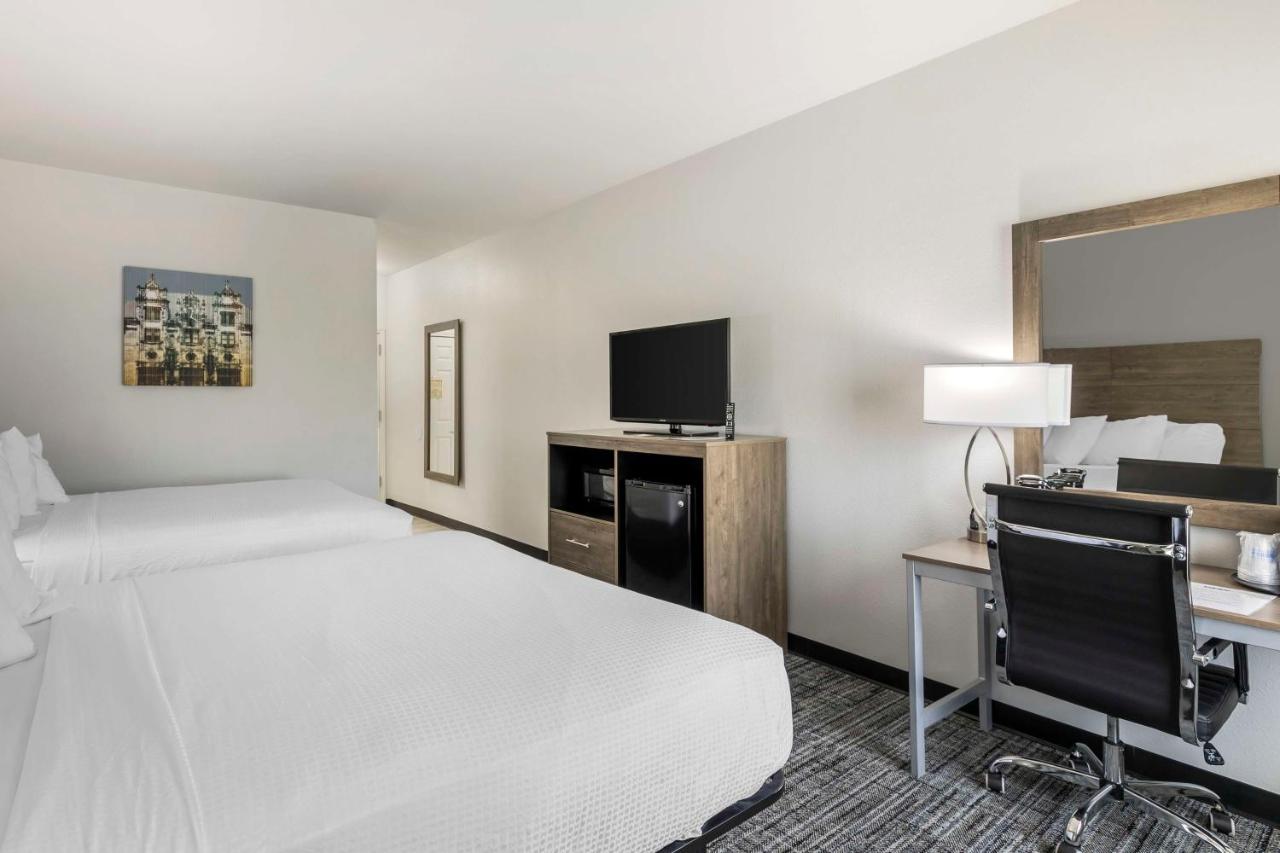 Queen Room - Disability Access/Non-Smoking at Best Western Plus MidAmerica Hotel