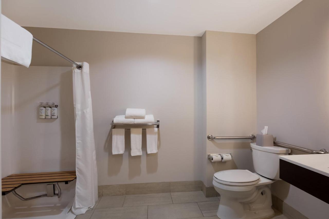 King Room - Hearing Accessible - Roll-in Shower at Holiday Inn Express and Suites Newton by IHG