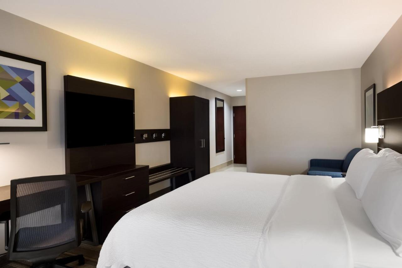 Suite - Hearing Accessible - Non-Smoking at Holiday Inn Express and Suites Newton by IHG