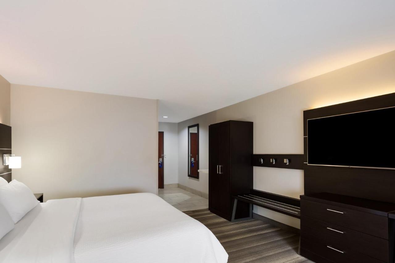 King Room - Mobility Access/Hearing Accessible at Holiday Inn Express and Suites Newton by IHG