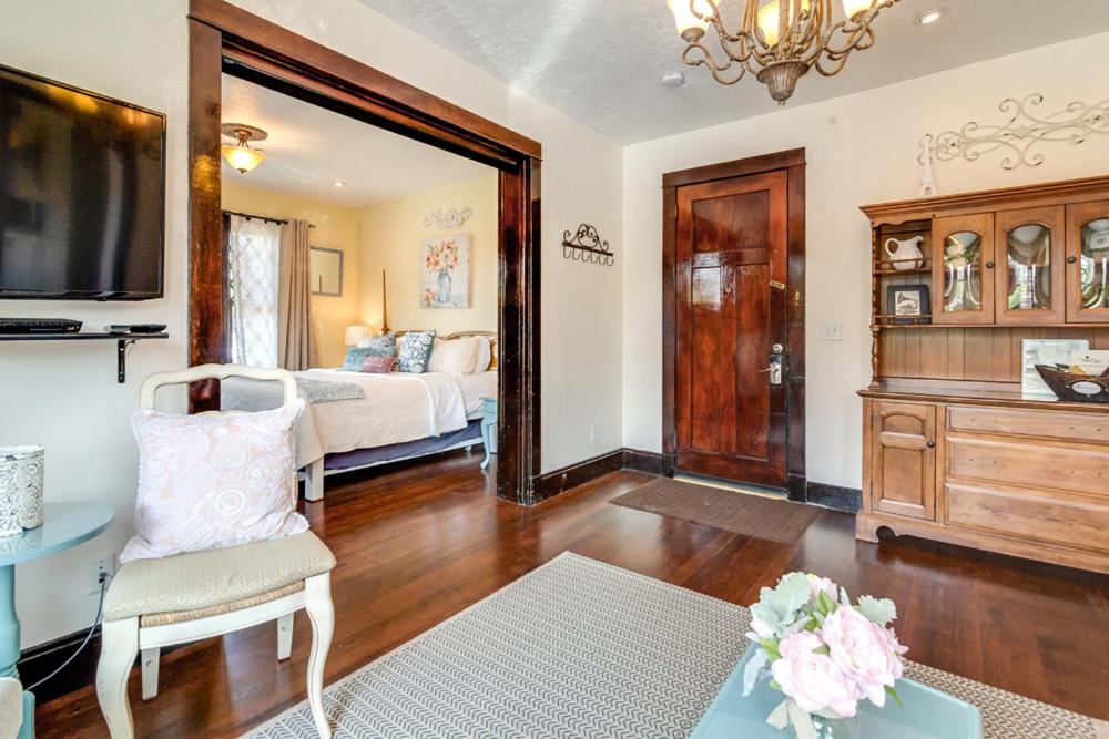 | Aspenwood Manor