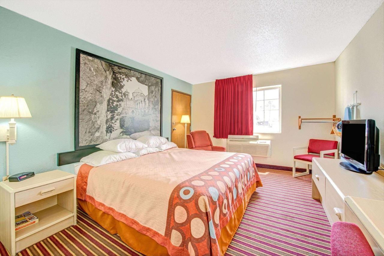  | Super 8 by Wyndham San Antonio/Fiesta