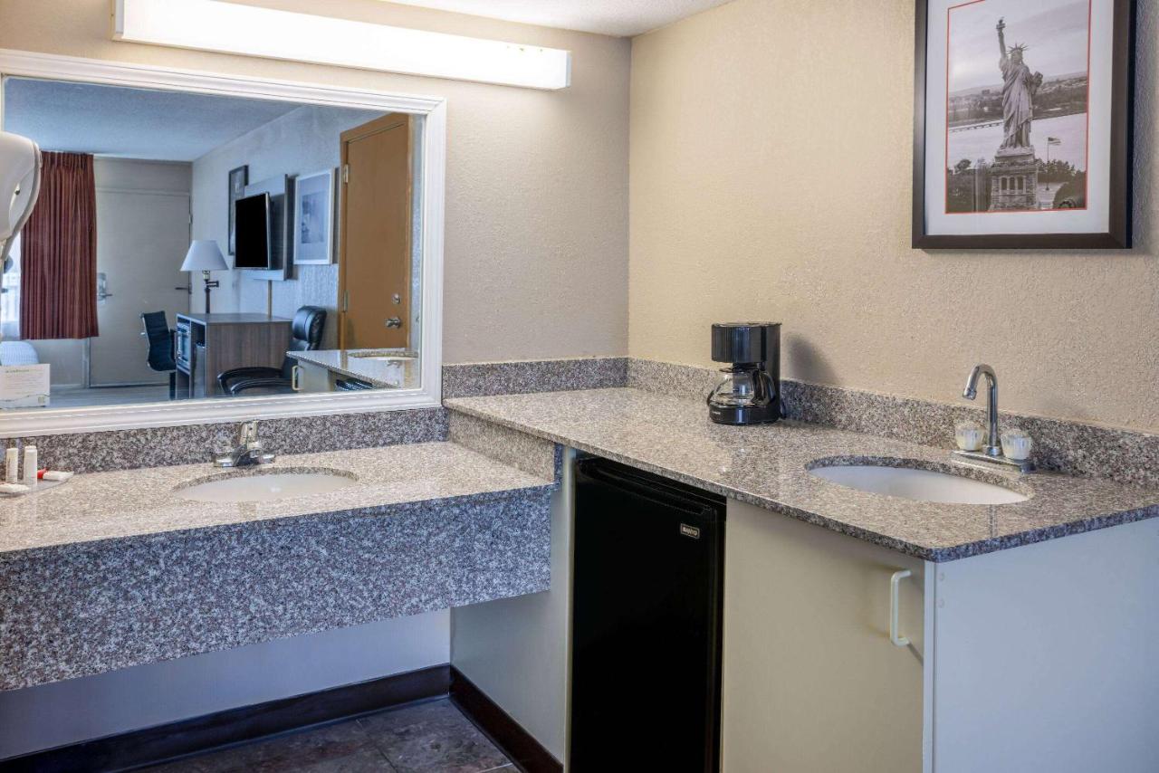 | Ramada by Wyndham Rome - Verona