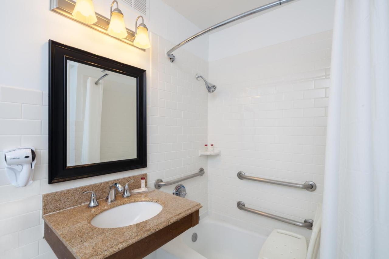 Queen Room - Disability Access - Non-Smoking at Clarion Hotel & Suites