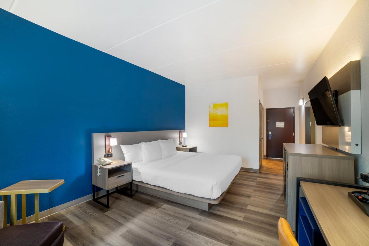 King Room with Roll-in-Shower - Accessible/Non-Smoking at Comfort Inn Asheville Airport