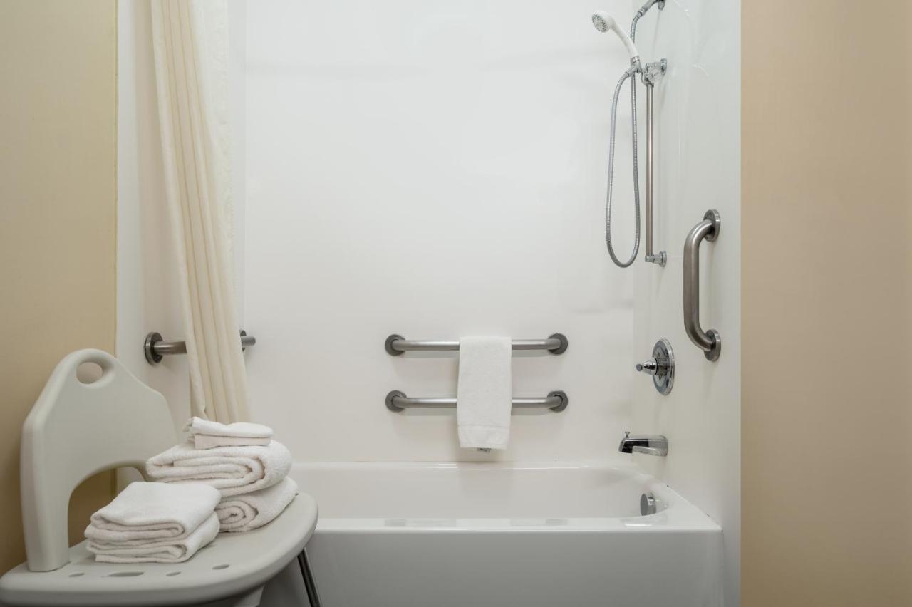 Queen Room - Mobility Access/Non-Smoking at Super 8 by Wyndham Columbus West