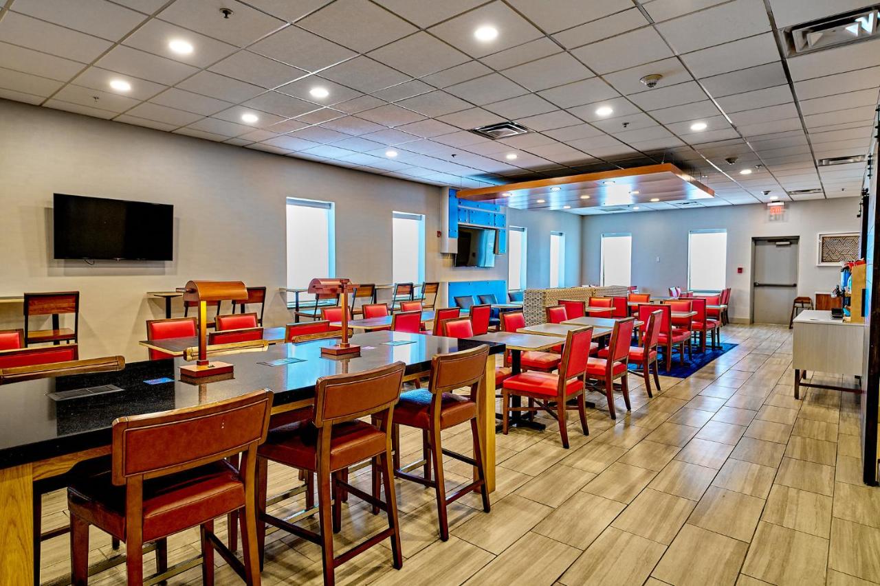  | Holiday Inn Express Charleston-Civic Center, an IHG Hotel