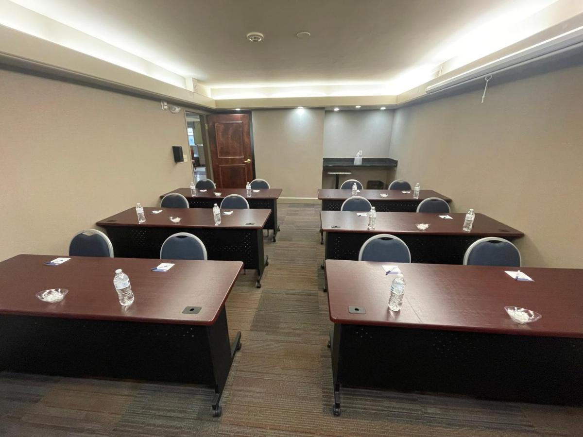 | Holiday Inn Express Cleveland Downtown, an IHG Hotel