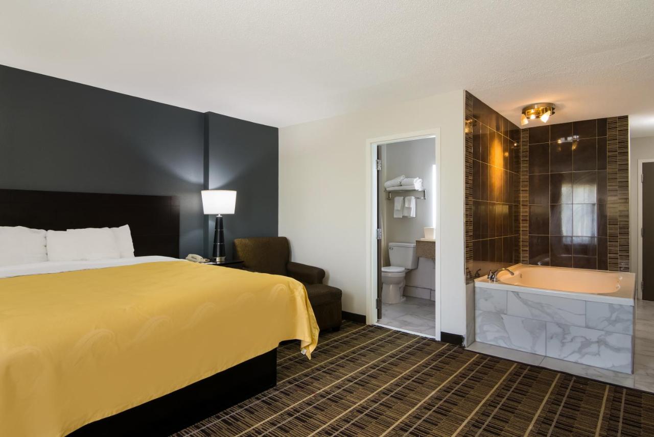 King Room - Non-Smoking at Quality Inn Aurora - Naperville Area