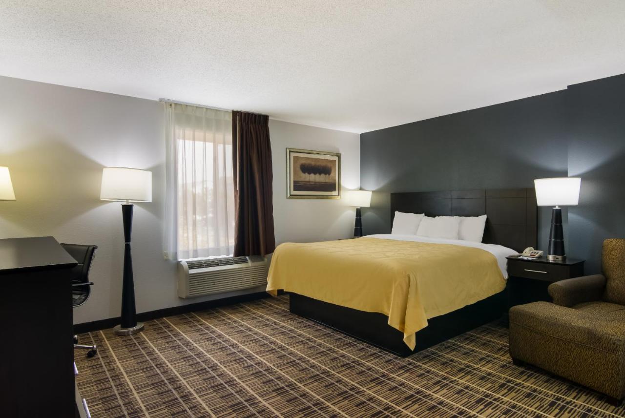 King Room - Non-Smoking at Quality Inn Aurora - Naperville Area