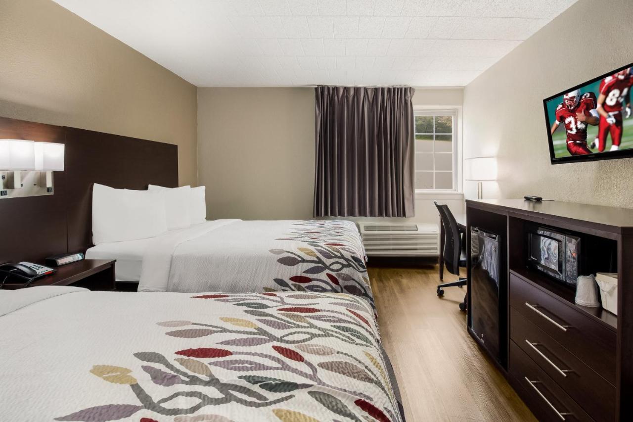 Deluxe Queen Room at Red Roof Inn New Stanton