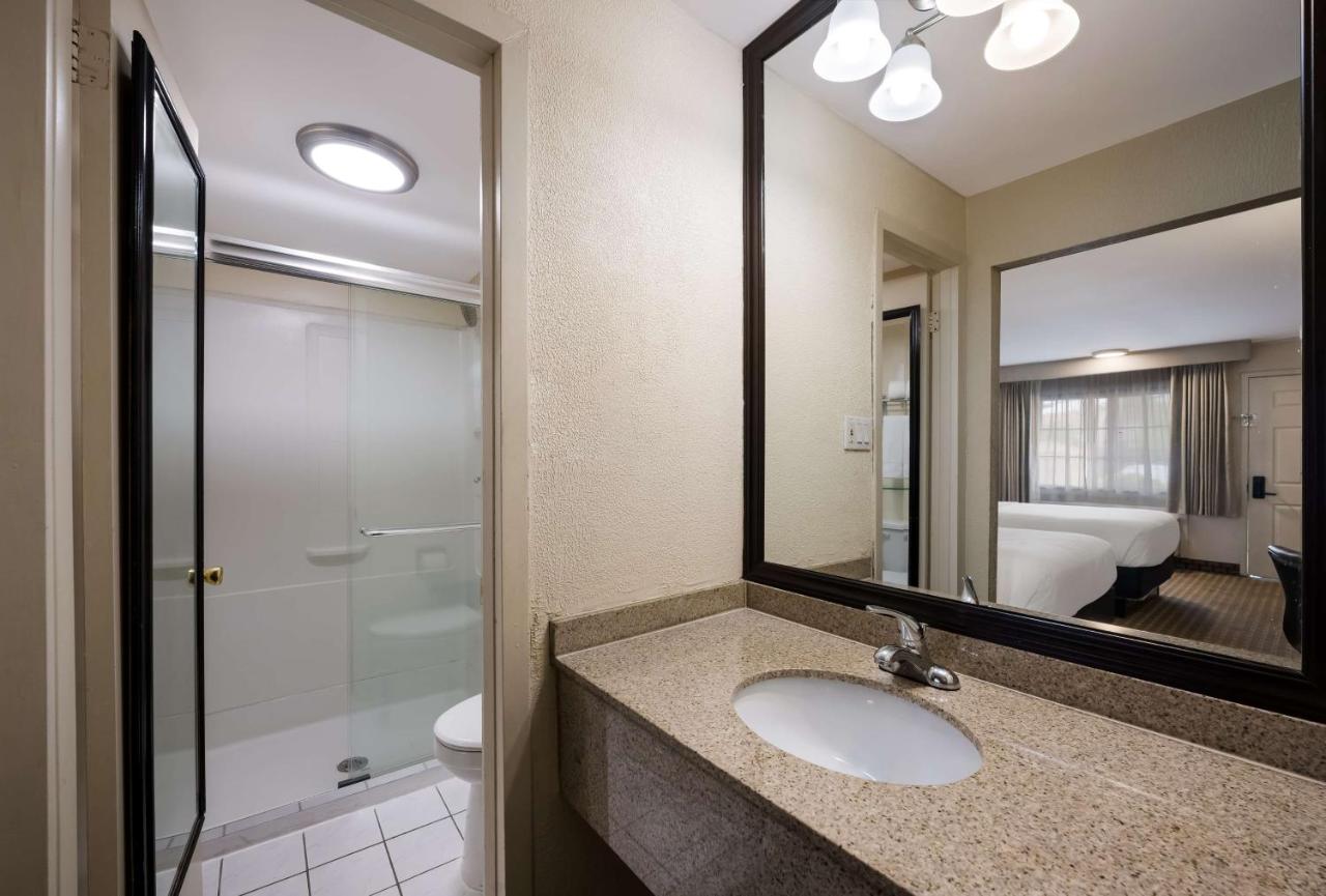 | Best Western Woodbury Inn