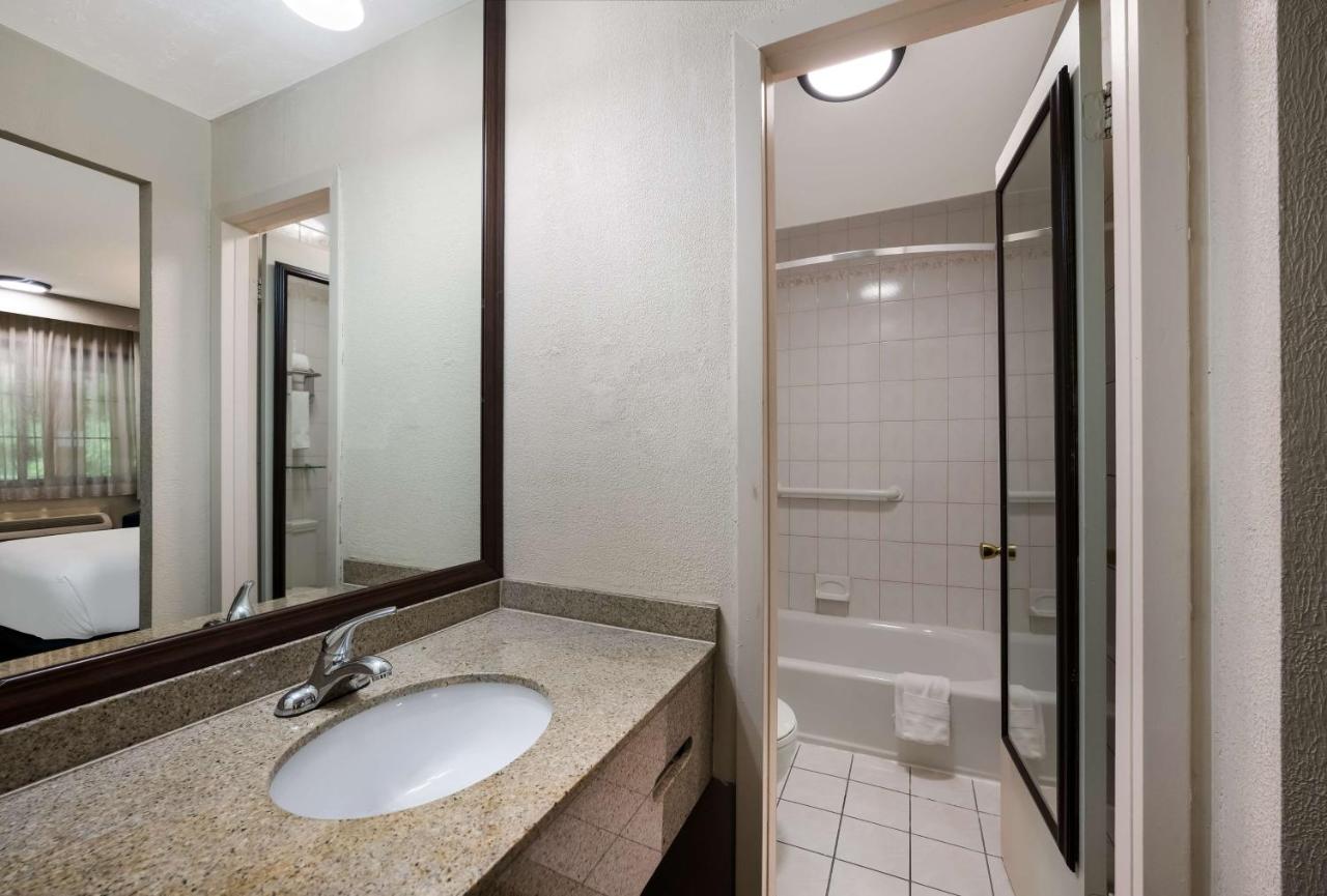 | Best Western Woodbury Inn