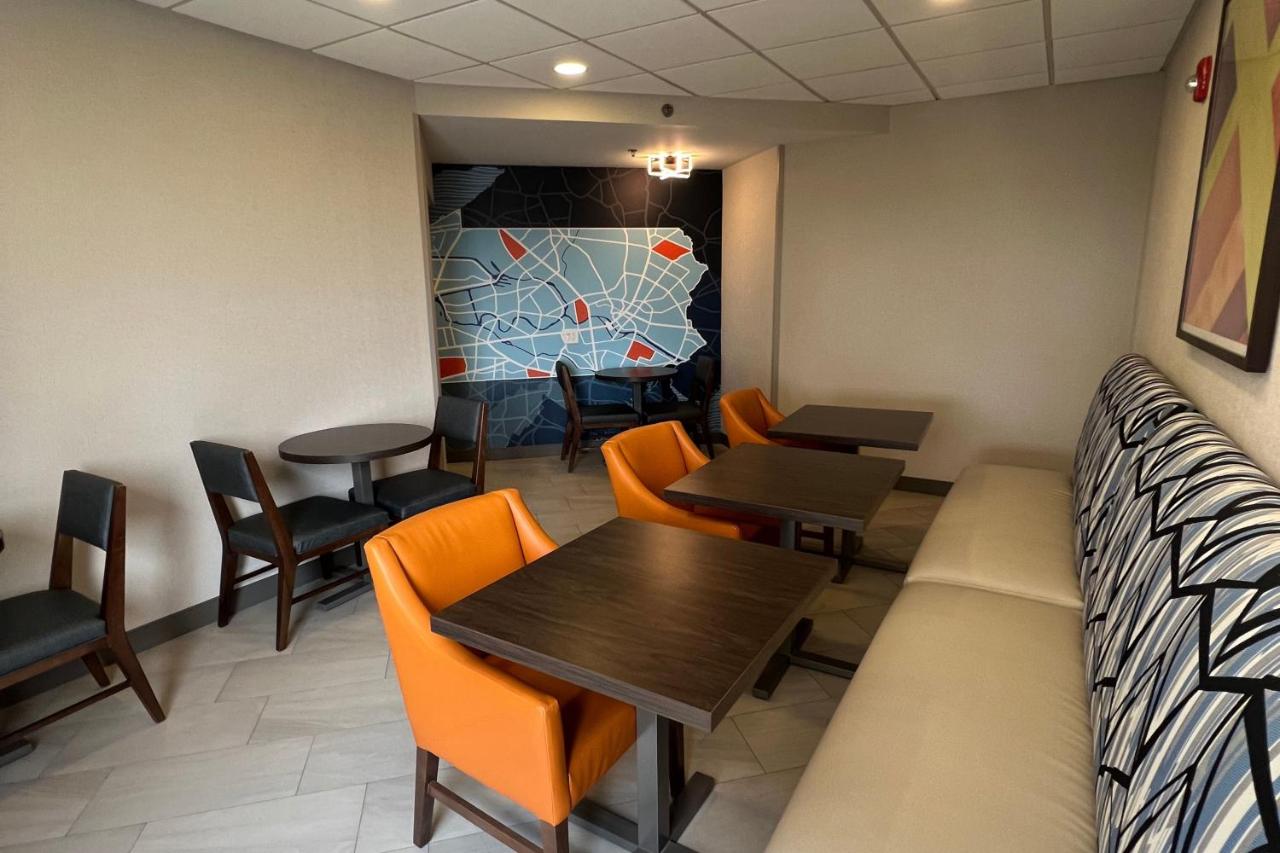 | Holiday Inn Express Harrisburg NE, an IHG Hotel