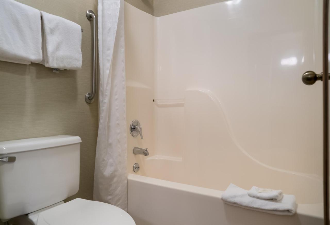 King Room - Non Smoking at Quality Inn Grand Blanc - Flint South