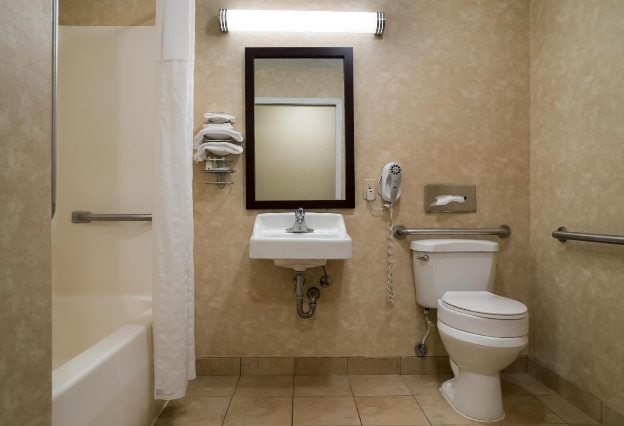 Double Room with Tub - Accessible/Non-Smoking at Quality Inn Grand Blanc - Flint South