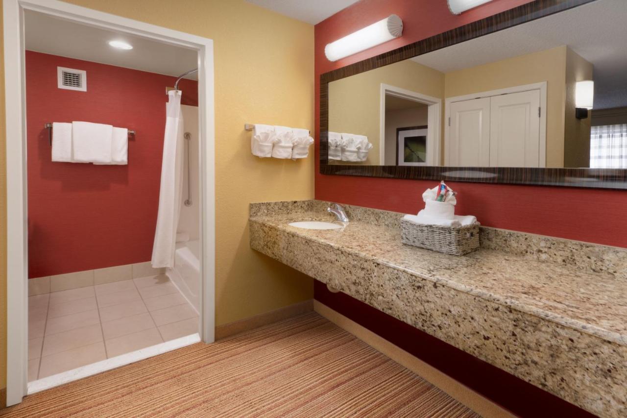 One-Bedroom King Suite with Sofa Bed at Courtyard by Marriott Dallas Plano in Legacy Park