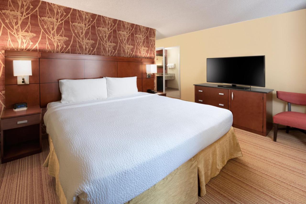 One-Bedroom King Suite with Sofa Bed at Courtyard by Marriott Dallas Plano in Legacy Park